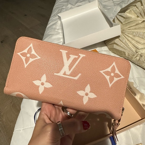 Louis Vuitton Handbags - Louis Vuitton zippy wallet